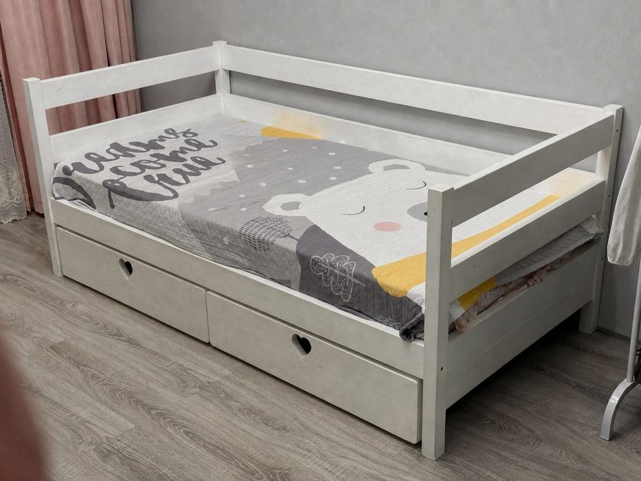 Продам кровать без матраса