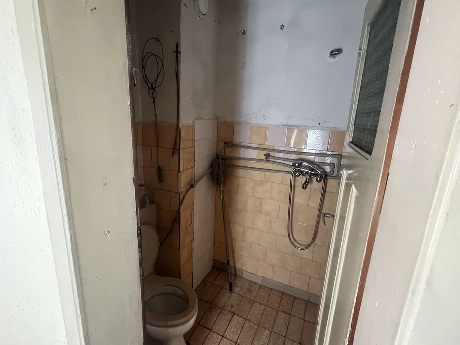 Къща с двор и втора самостоятелна жилищна сграда