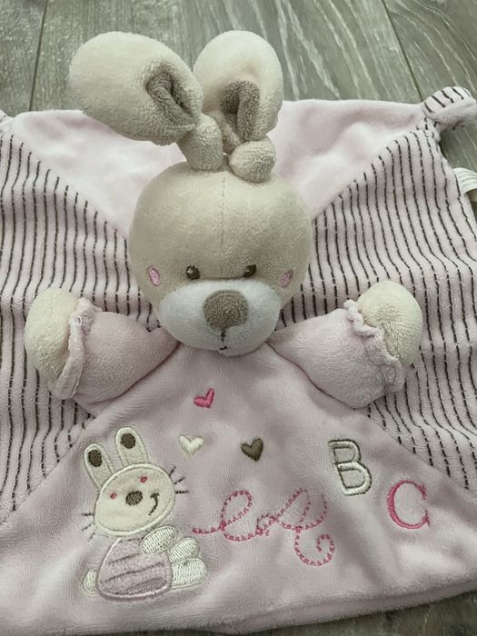 Păturică pentru somn cu iepuras de pluș