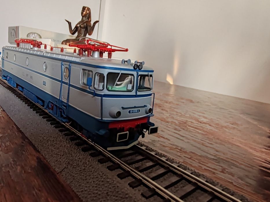 Locomotiva CFR EA 060 clasica cu pantografe simetrice.