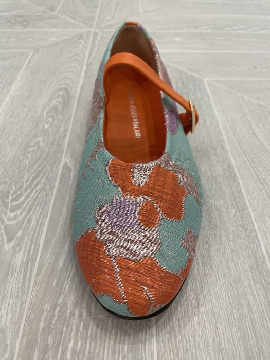 Балетки, обувь закрытая.