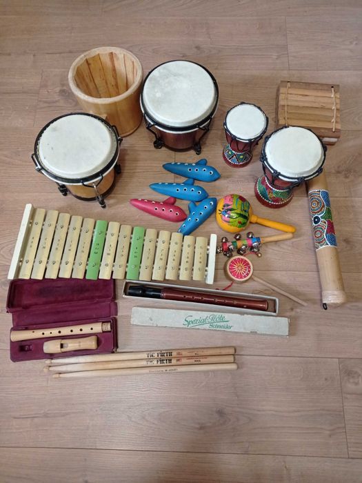 Музикални инструменти - флейти, тамбури и други.