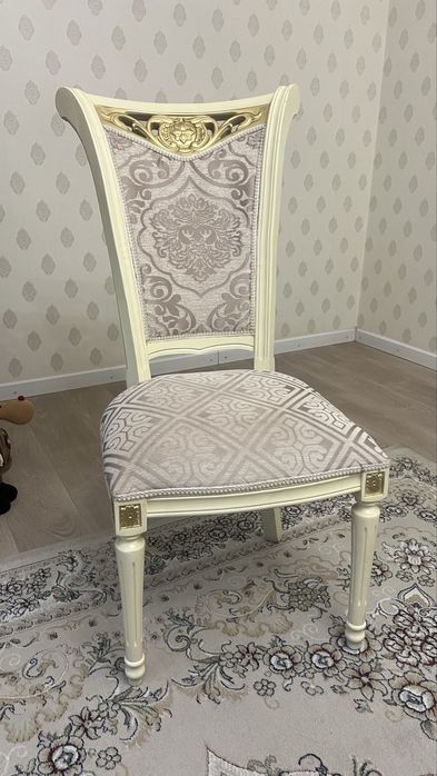 Стол со стульями