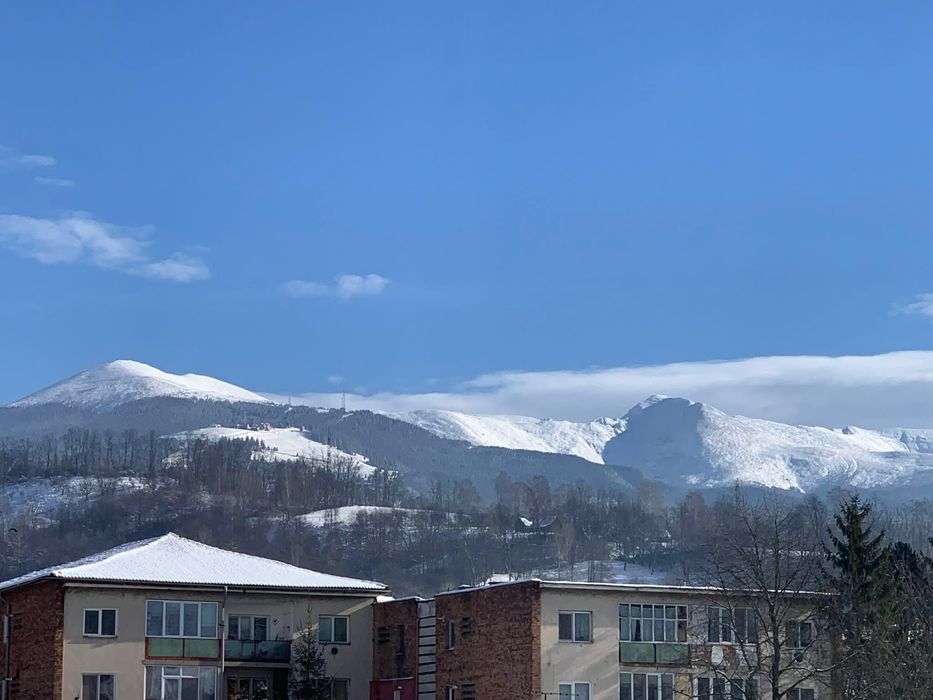 Apartament 3 camere, 2 bai, o bucatarie, salon de luat masa + balcon