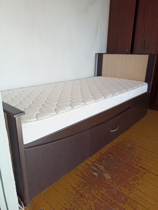 Продам кровать с матрасом