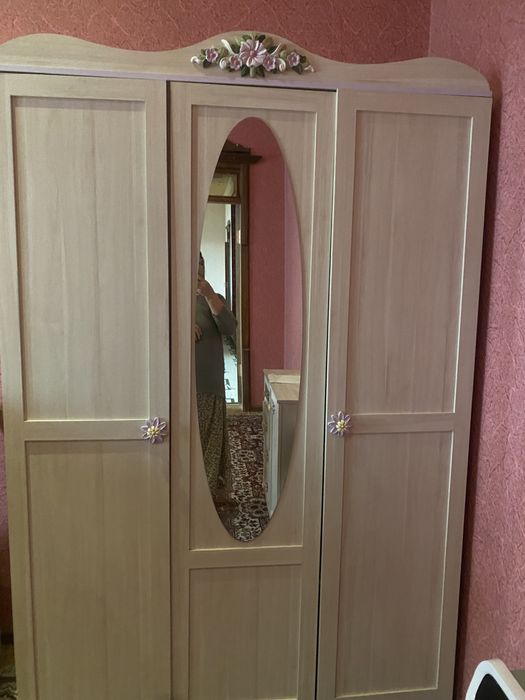 Мебель комплект диван,шкаф,тримо,компютерный стол.