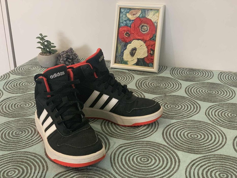Страхотни боти Адидас и  Конвърс
