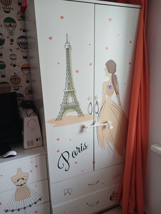 Детская кровать, шкаф, комод, стол.