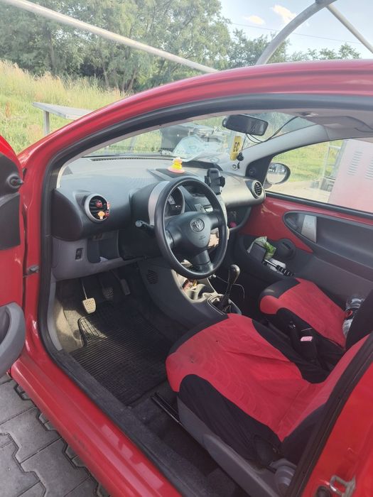 Vînd toyota aygo rosie