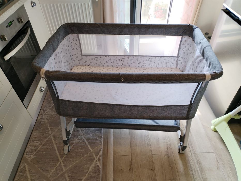 Pătuț Bebe Multifuncțional / Co-Sleeper Gri, cu Plasă de Țânțari Integrată – Ca Nou!l