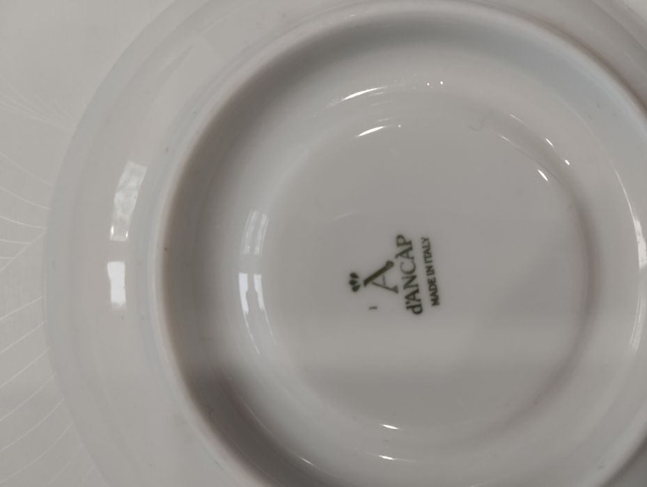 Кофейные чашки, тарелки и т.д