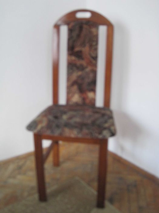 Продавам дървен стол с тапицерия