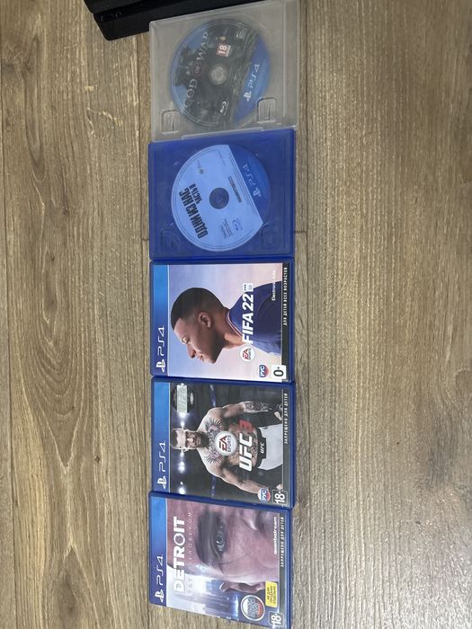 Продам PS4 Slim + 5 игр на дисках и джойстик