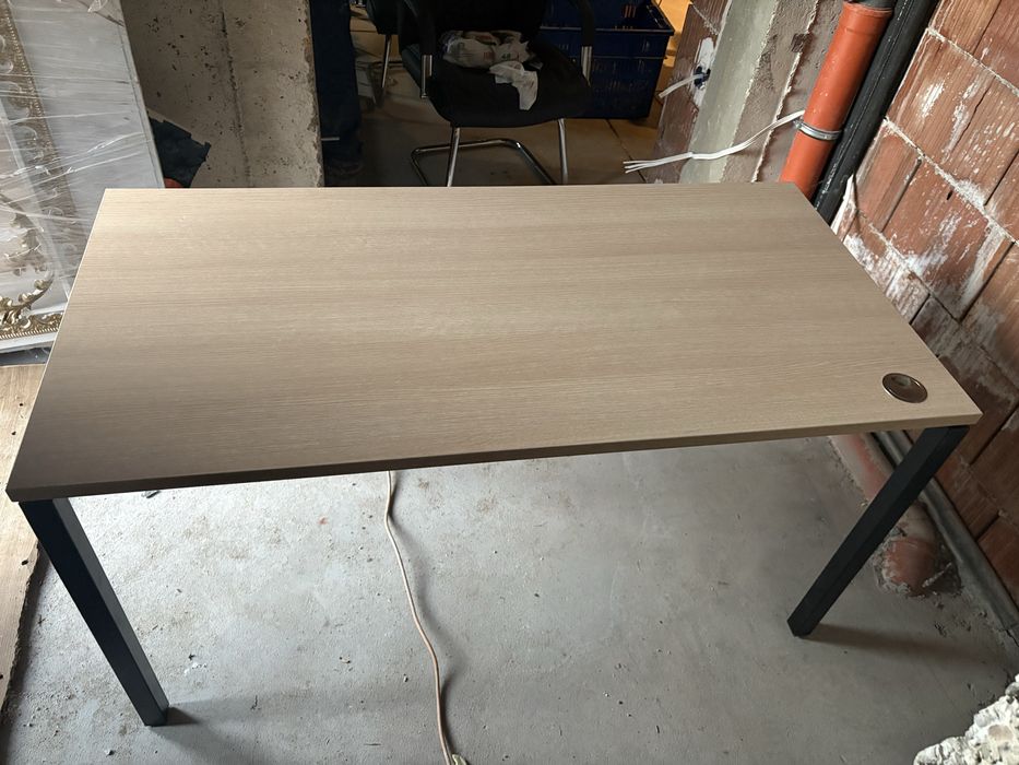 Модерно офис бюро с дървесен плот и метална конструкция