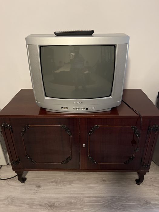 Vând mobilă de sufragerie,culoare maro lucios.