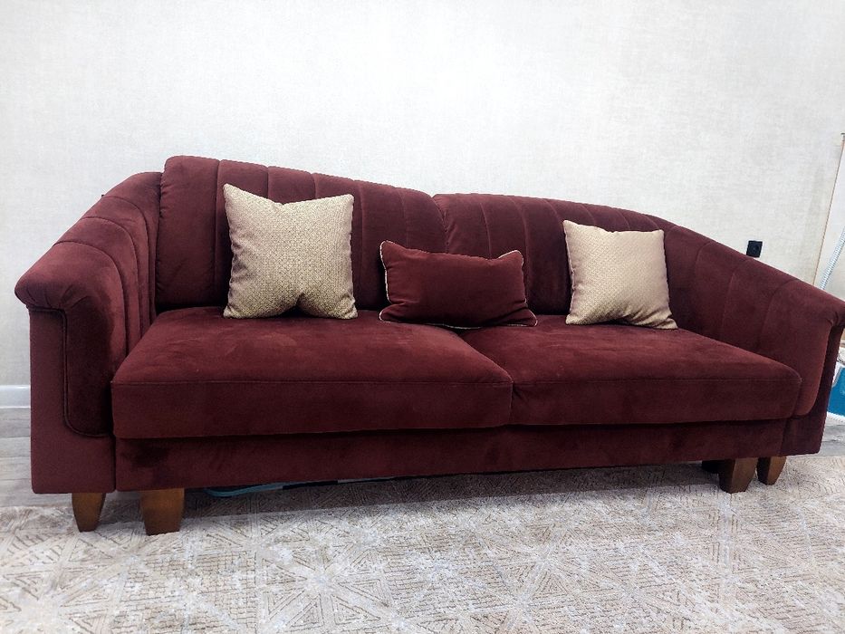 Диван бордовый красивый