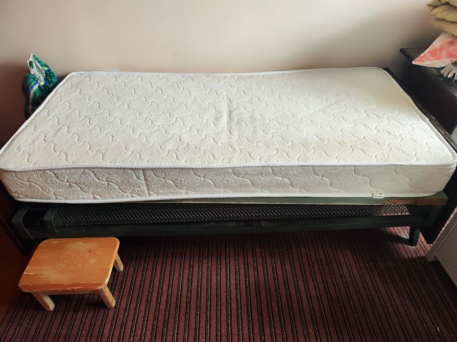 Кровать с матрасом