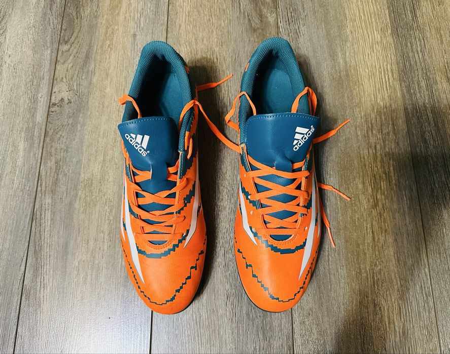 Ghete Fotbal Adidas Messi. Editie limitata. Size 44 2/3.