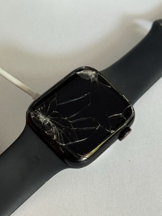 Apple Watch SE 2 (2022) 44mm GPS + Cellular. Ecranul este spart