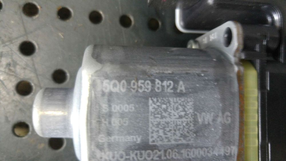 Motoras macara dreapta spate skoda octavia 3 5e3 nl3 nr3 5q0959812a