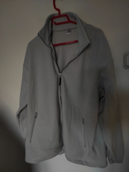 Pulovere, jersee, mărimi diferite, modele diferite, culori diferite.