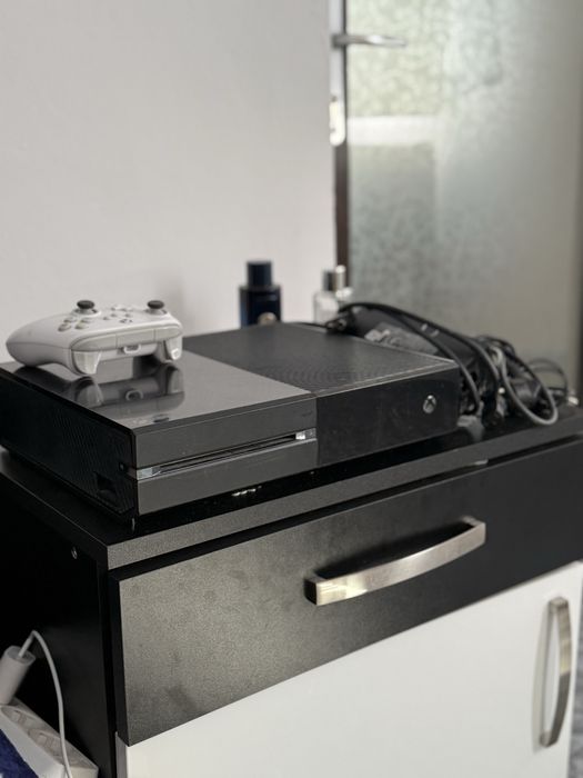 Vand Xbox one ca nou foarte putin folosit