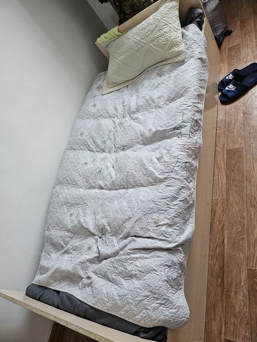 Кравать с матрацам ,диван