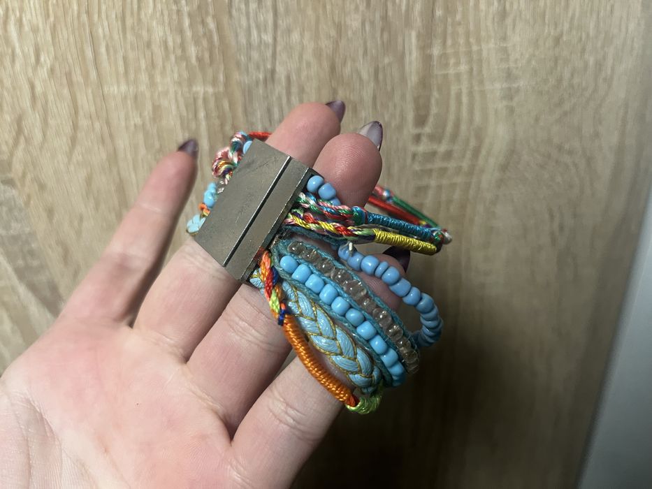 Комплект обеци + цветна гривна