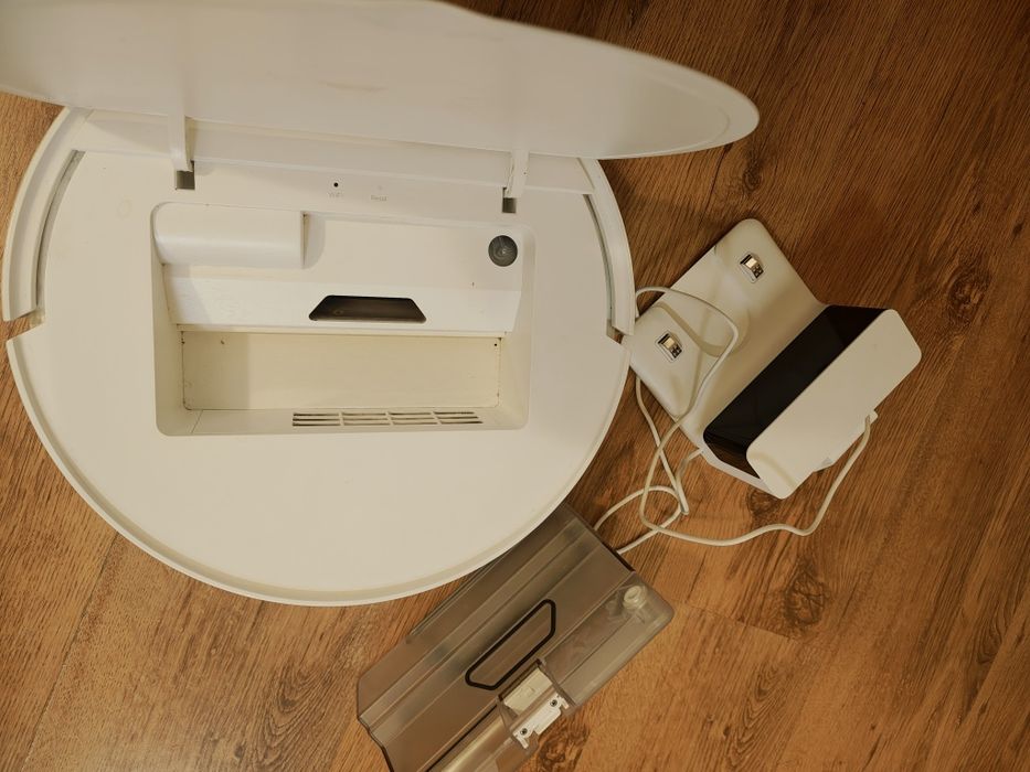 Продавам робот прахосмукачка Xiaomi mi robot vacuum essential  за части