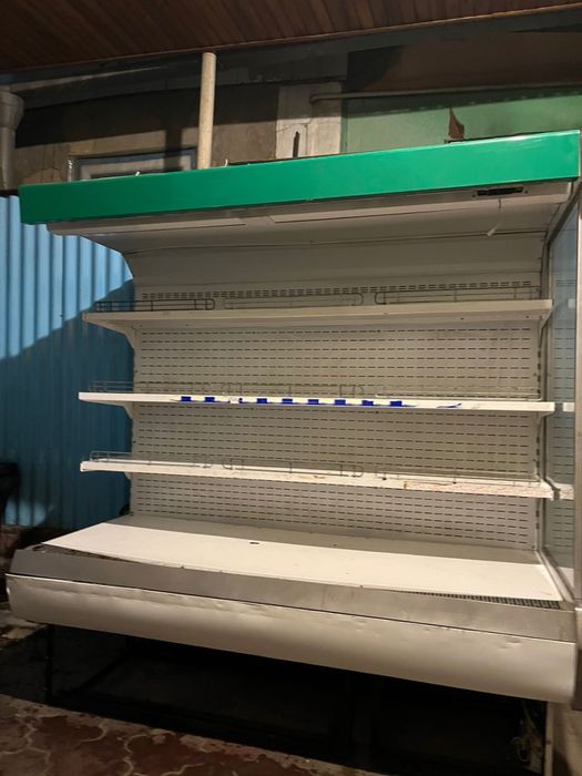 Пристенный холодильник витрина