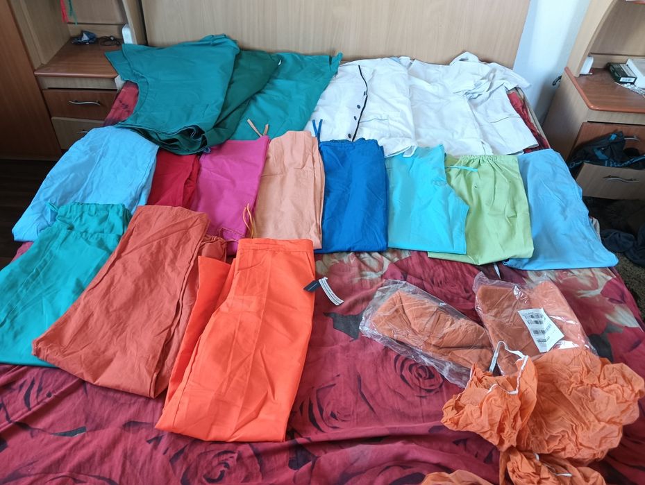 Vand halate medicale si pantalon si bluze la 50 bucata