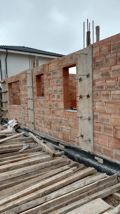 Case la rosu , blocuri , fundatii , structuri din beton armat .