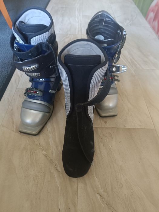 Ски обувки с чорапи