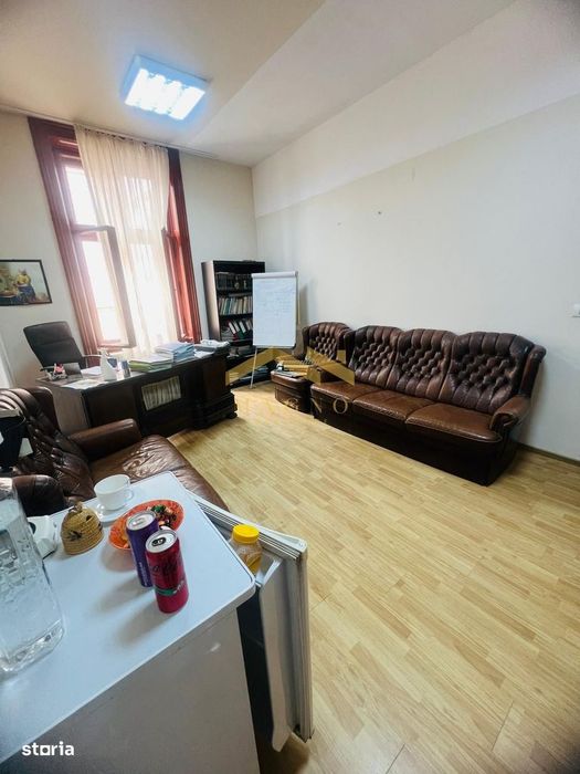 Apartament (pretabil pentru Birou ,Cabinet etc.) de vanzare in centru.