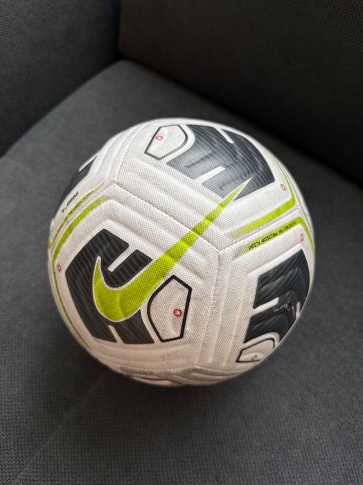 Като нова футболна топка Nike Team Academy размер 5