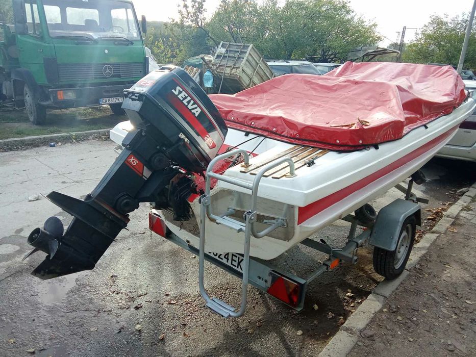 Продавам чудесна лодка с мотор.