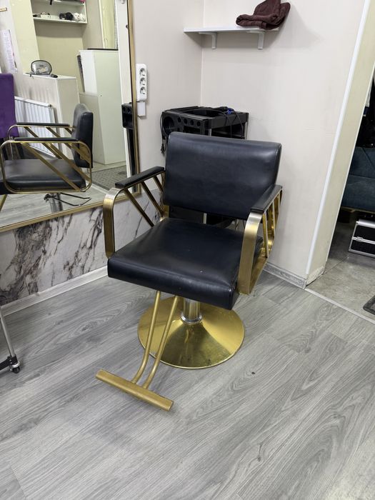 Парикмахерские кресло