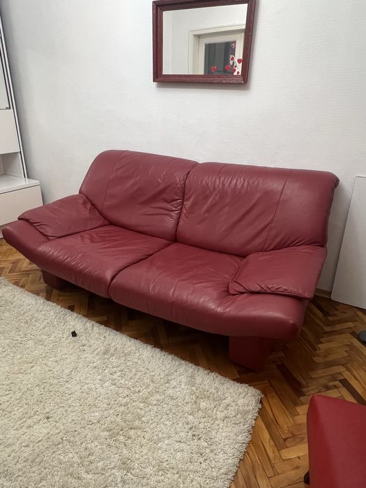 Червен кожен диван