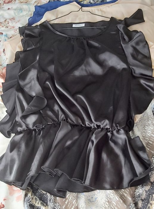 Bluza satin cu volane laterale și la baza inferioara