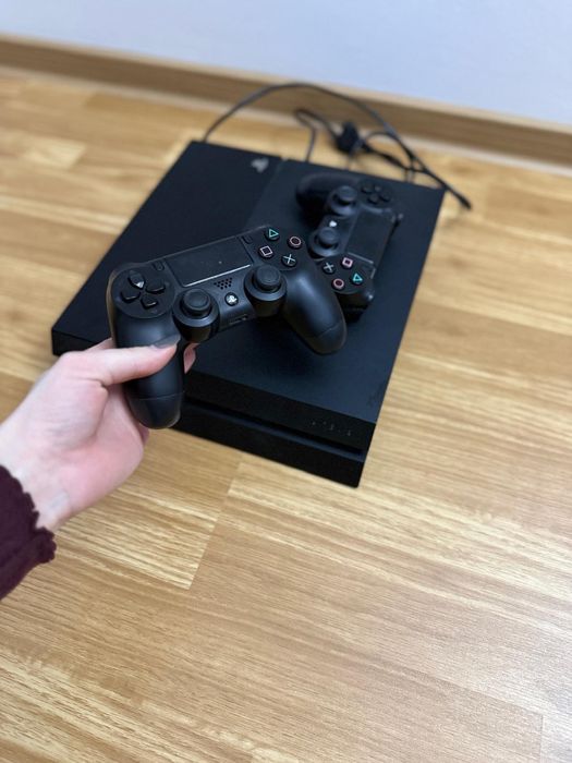 Vând consola jocuri PS4