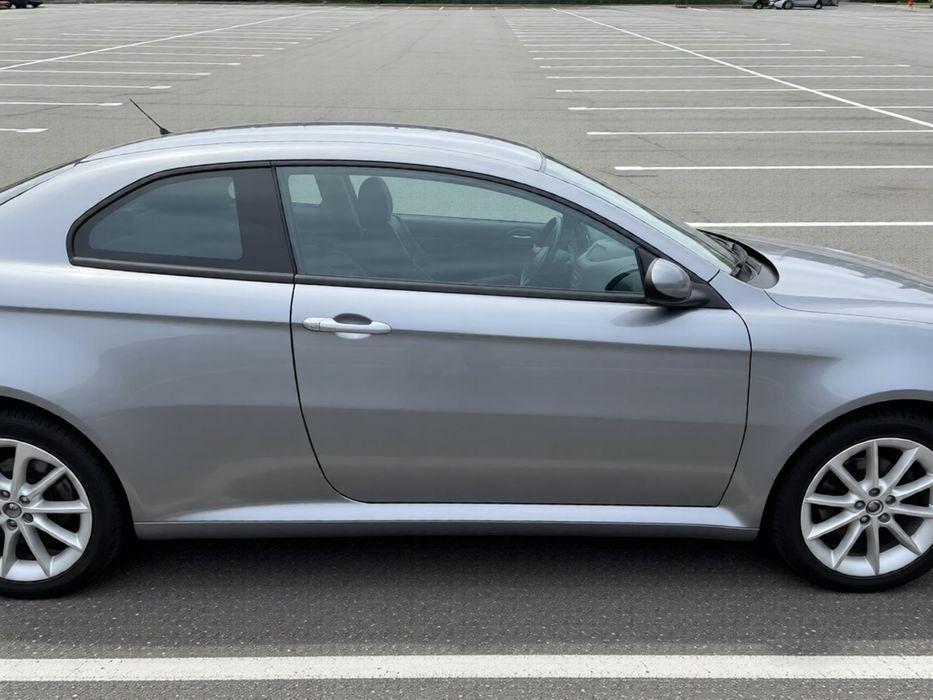 Alfa Romeo GT 2004 benzină, 999 € — imagine 2