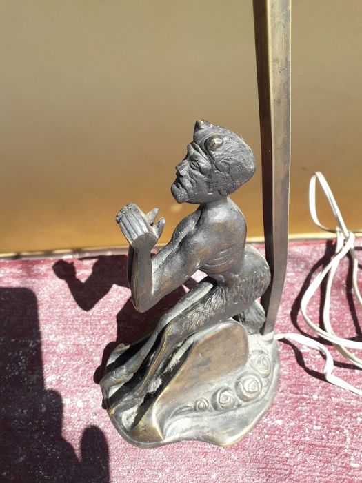 Statueta din bronz ca veioza