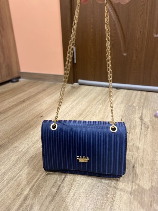 Синя, модерна чанта ZARA.