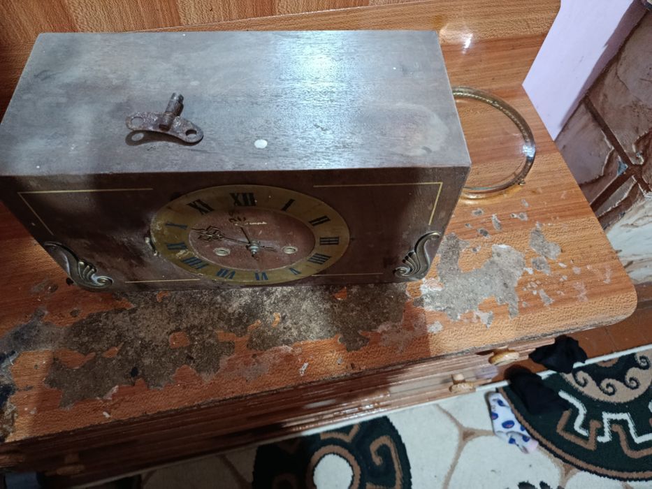 Антикварные часы работает