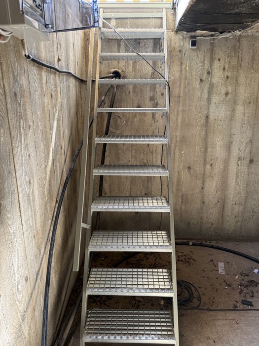 Scara de beci, Scara cu trepte zincate/lemn,Scari zincate