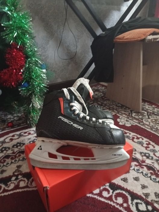 Продам коньки Хоккейные Fischer