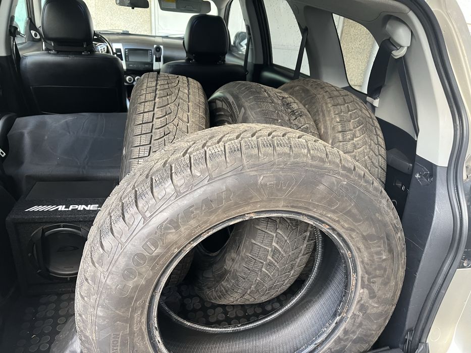 215 70 16 перфектни зимни гуми GOODYEAR