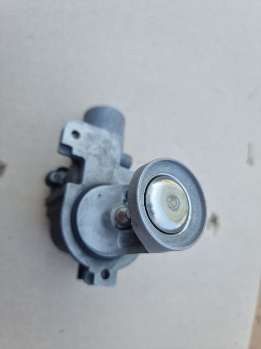 Supapa EGR 038131501AD OE Audi A4 B7 BPW BRB BKE Skoda Passat B6 BGW BHE  Pierburg 7.00365.06.0
Coduri echivalente: 038 131 501 AD