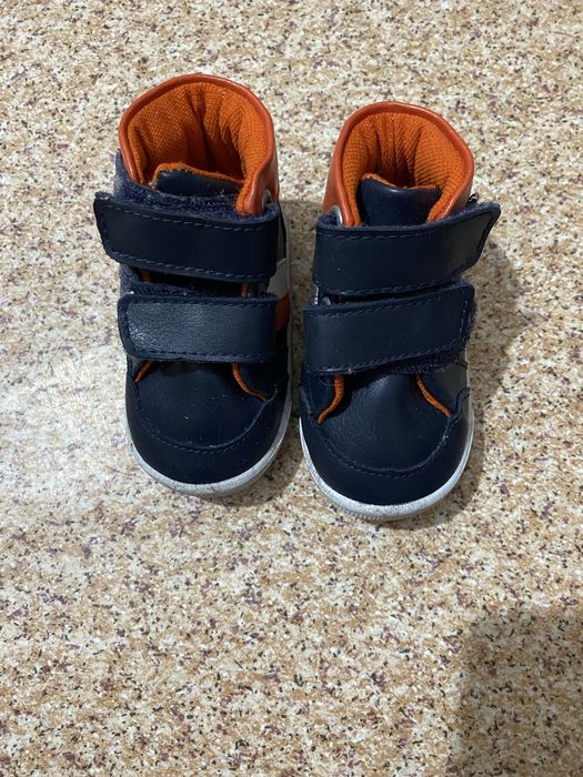 Кроссовки  детские  продам .