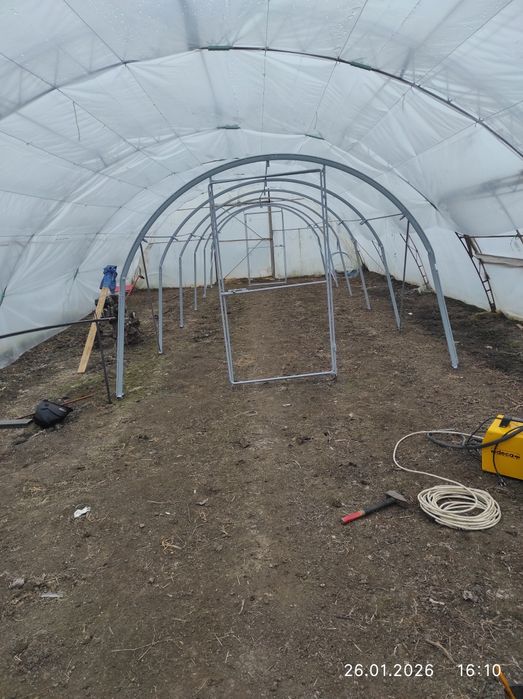 Оранжерия с размери 9х3х2.10 метра.